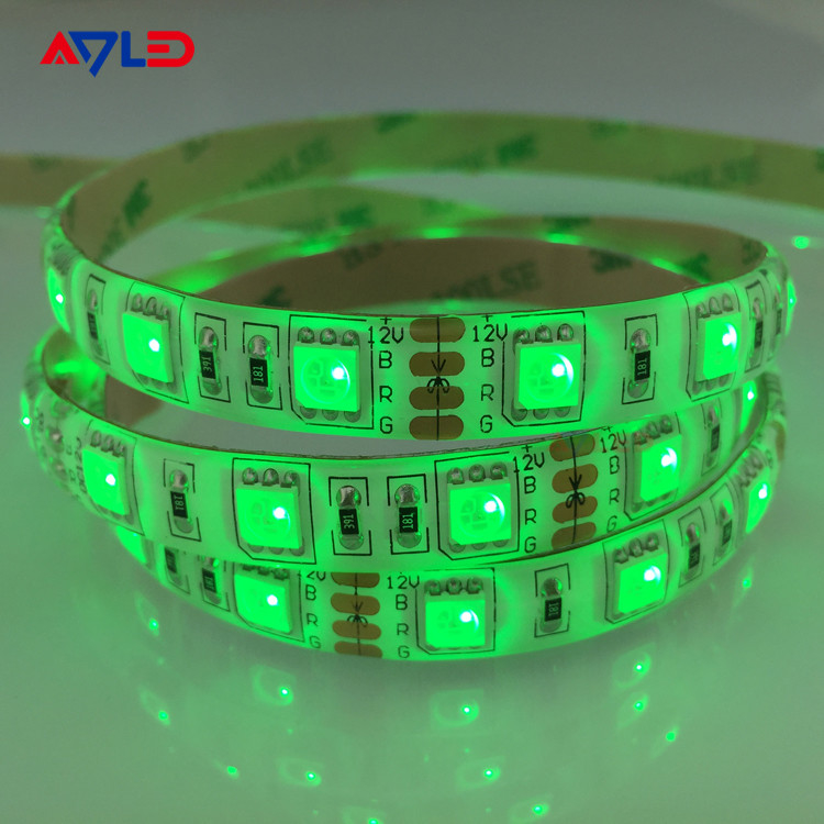 اللون الأخضر SMD 5050 60LEDs / M مصابيح LED الشريطية للأثاث الزخرفة عالية الوضوح مقاومة للماء